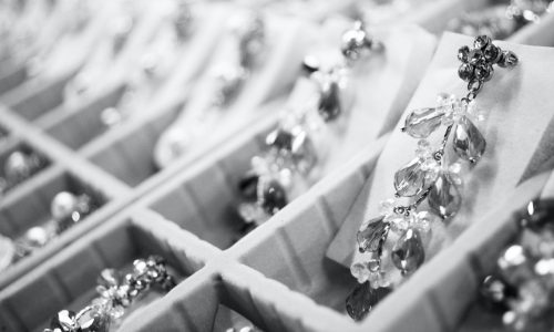 Os benefícios e desafios da galvanoplastia na indústria de joias