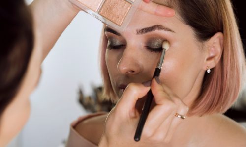 Conheça as técnicas de maquiagem em alta no momento