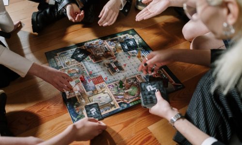 Explorando o universo dos jogos de tabuleiro para adultos: guia de iniciação e diversão garantida