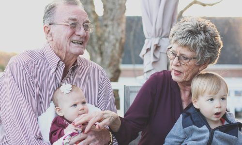 Seguro de vida para idosos: mitos e benefícios‌